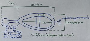 Croquis enfile-bouton : longueur manche de 11 cm puis 5 cm de fil de fer. Épaisseur du plastique de 8 mm. Largeur anse main (creux) de 7,5 cm (largeur main + 1 cm). Crochet à l'autre extrémité. Pas plus de 6 cm de largeur.