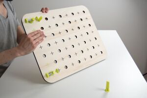 1200px-Plug and Make 06 insertion-plugs- bureau .jpg