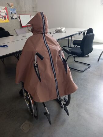 Cape de vélo adaptée au fauteuil avec zip charriots