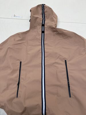 Arrière de la cape à vélo avec deux zips sur les côtés pour les charriots et une fermeture éclaire au milieu pour l'ouverture