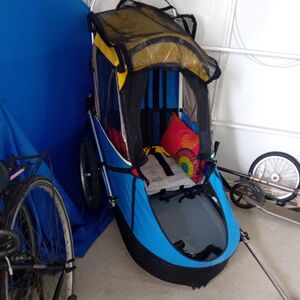 Remorque à vélo sous forme de charriotte pour personne