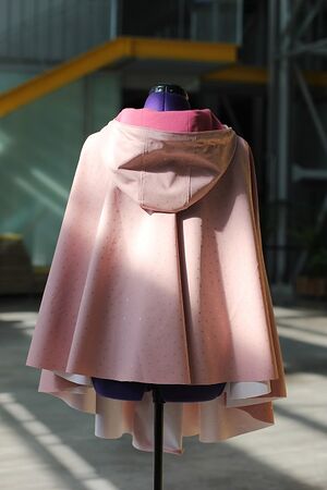 Cape adaptée rose esthétique sur mannequin vue de dos