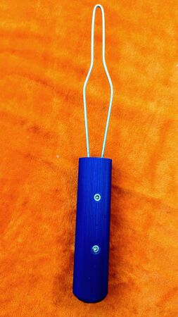 Enfile-bouton au manche droit