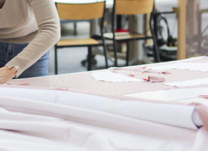 Découpage du tissu à partir des gabarits en carton