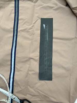 Côté de la cape de pluie avec un segment en fermeture éclaire