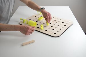 1200px-Plug and Make 08 insertion-plugs- bureau .jpg