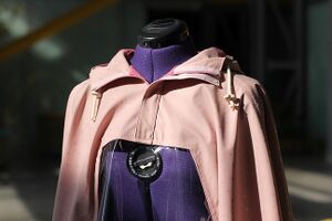 Cape de pluie adaptée rose esthétique détail sur le haut (ouverture et cordon capuche)