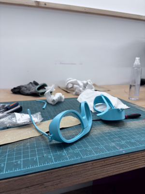 2 montures de lunettes sur un établi