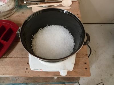 une casserolle+ une plaque chauffante (de préférence électrique)