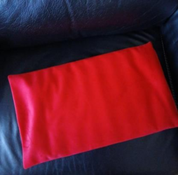 Coussin lesté recouvert d'une housse rouge